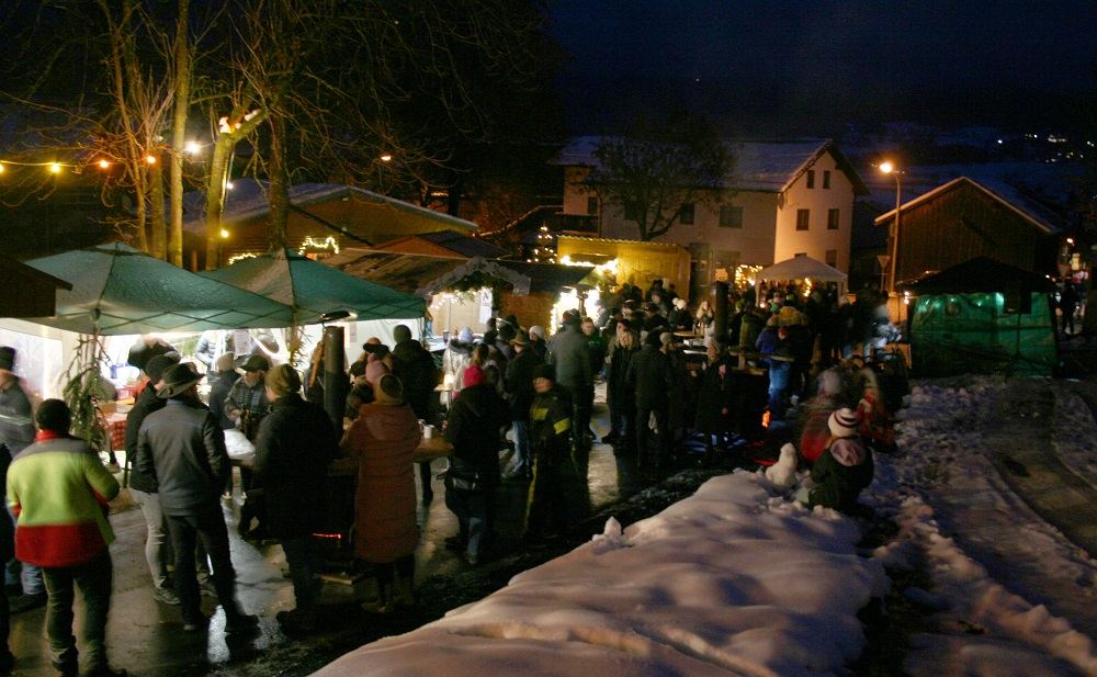 Foto zum Bericht „Rieder Dorfplatz erstrahlt im Lichterglanz“ (1 von 4)